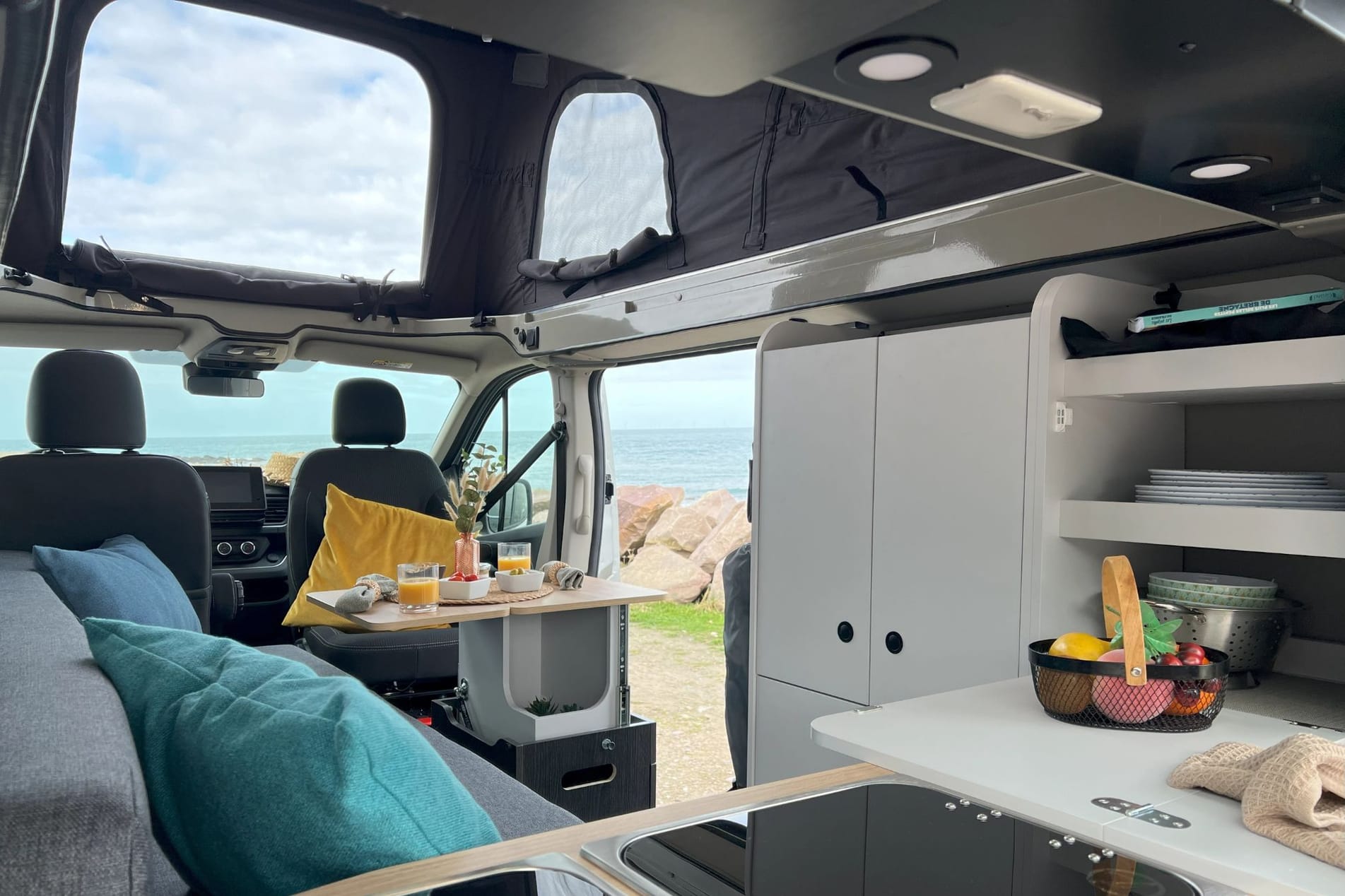 Flex PLUS: campervan met 2–4 zitplaatsen – zicht op de leefruimte