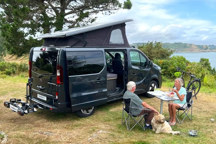 Flex PLUS: campervan met 2–4 zitplaatsen – buitenaanzicht met een koppel