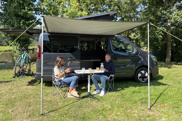Confort PLUS foto campervan 2-4 zitplaatsen buitenkant met hefdak
