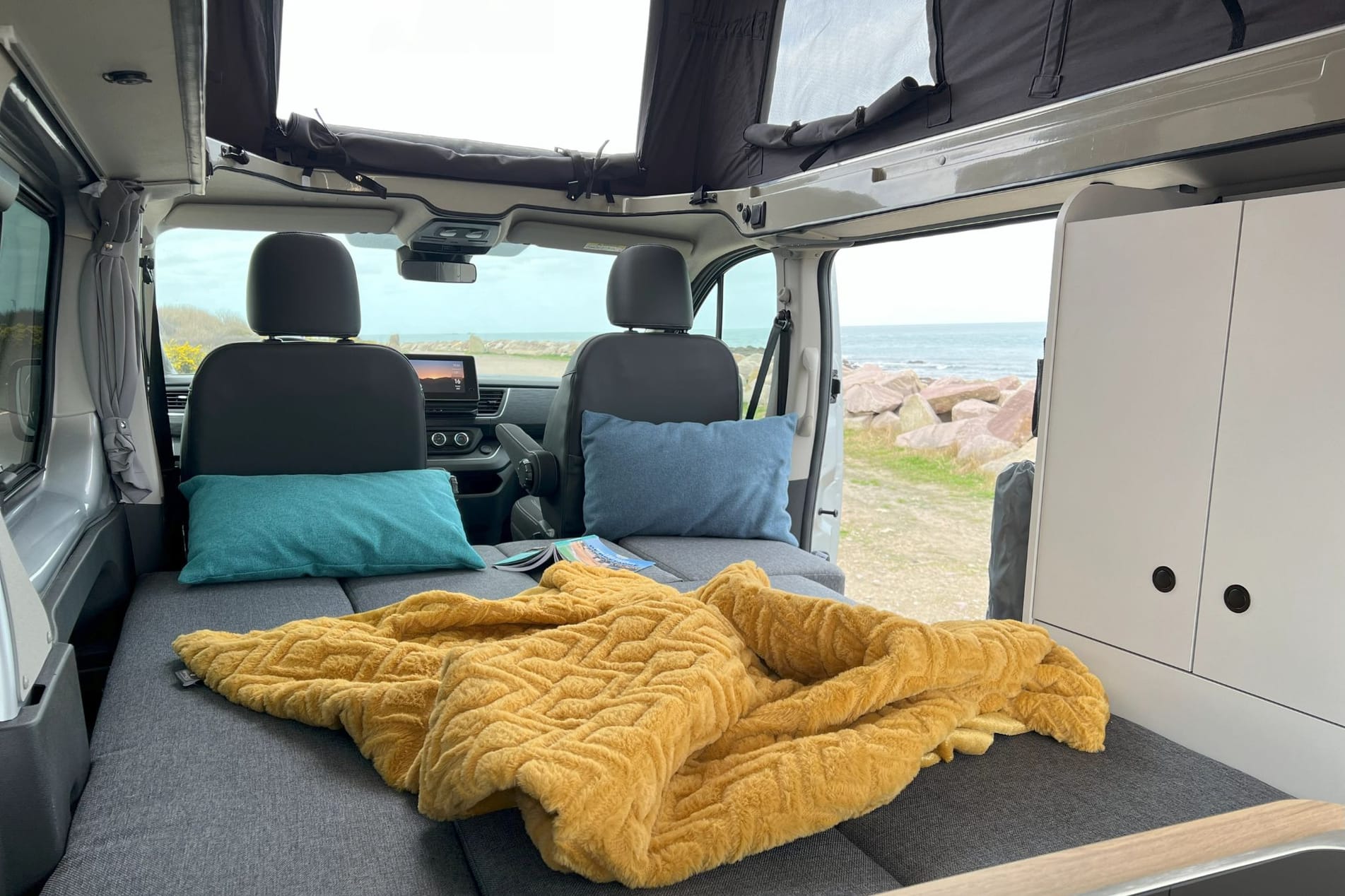Flex PLUS: campervan met 2–4 zitplaatsen – bed met uitschuifbare lattenbodem