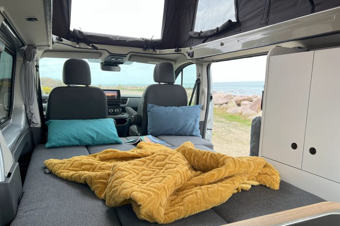 Flex PLUS: campervan met 2–4 zitplaatsen – bed met uitschuifbare lattenbodem